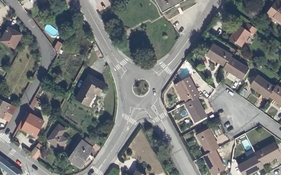 Vue aérienne du Rond-point anonyme n°296556128