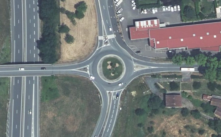 Vue aérienne du Rond-point anonyme n°296657888