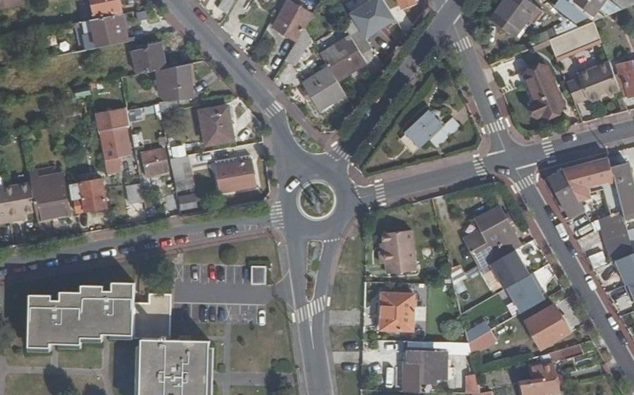 Vue aérienne du Rond-point anonyme n°296677239