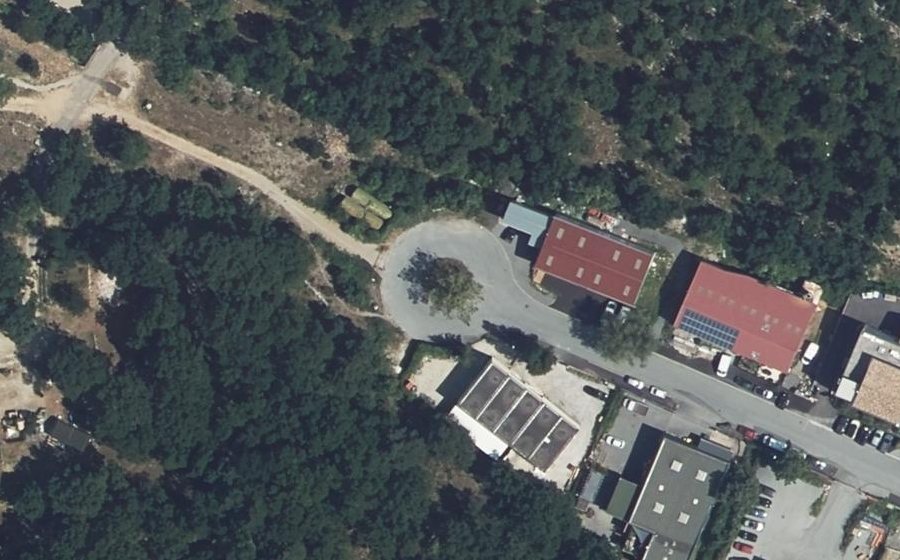 Vue aérienne du Rond-point anonyme n°296684355
