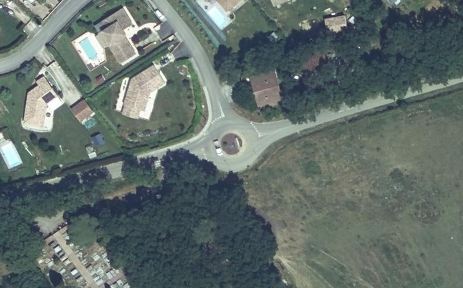 Vue aérienne du Rond-point anonyme n°296702483
