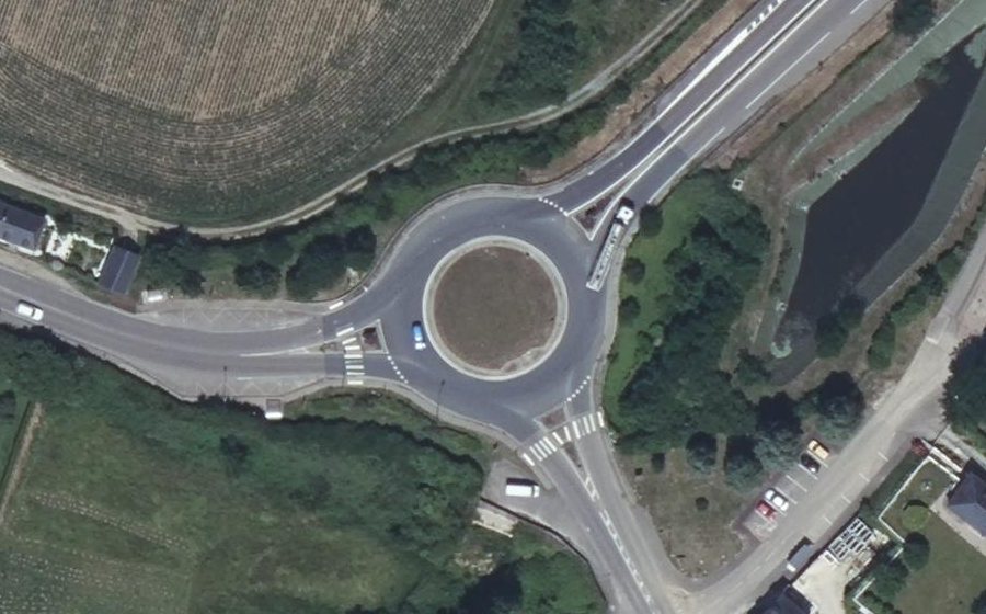 Vue aérienne du Rond-point anonyme n°296716604