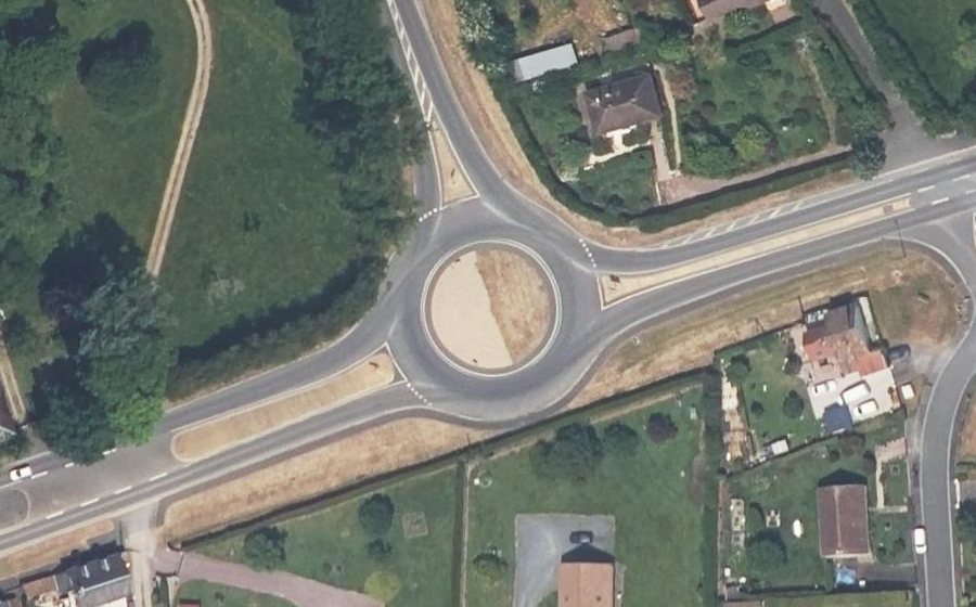 Vue aérienne du Rond-point anonyme n°296718389
