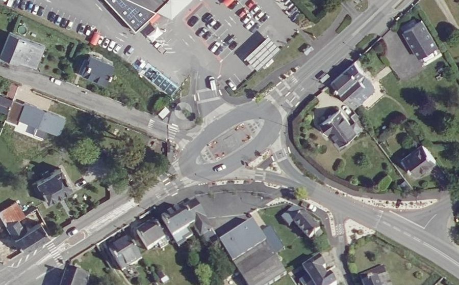 Vue aérienne du Rond-point anonyme n°296740707