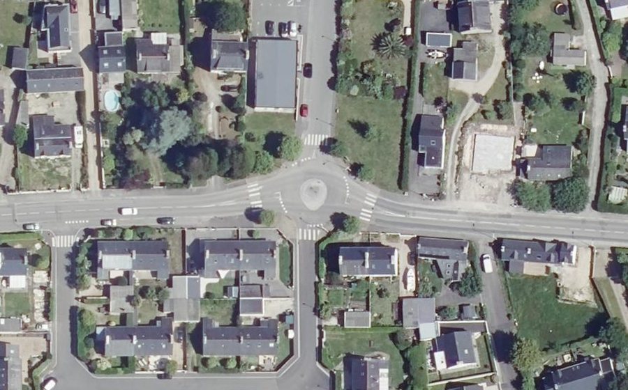 Vue aérienne du Rond-point anonyme n°296752549
