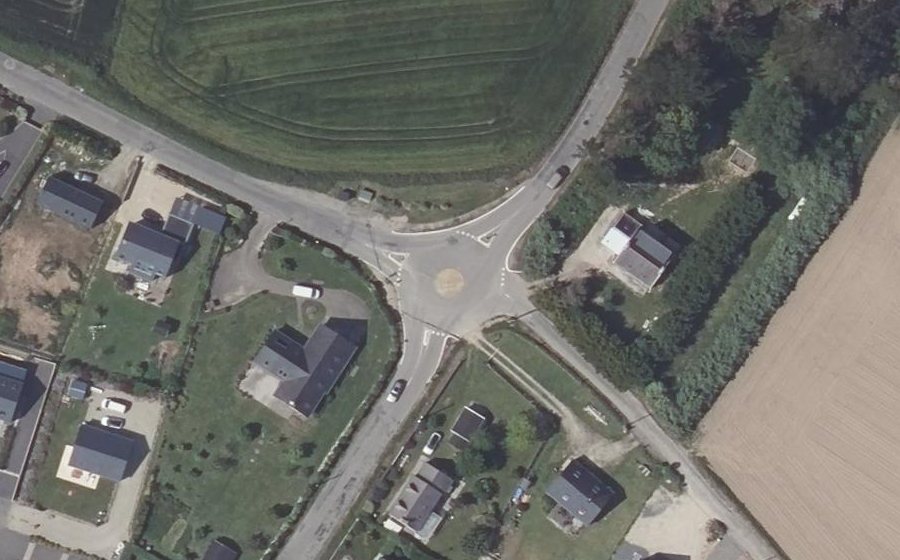 Vue aérienne du Rond-point anonyme n°296754920