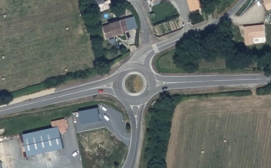 Vue aérienne du Rond-point anonyme n°296755315