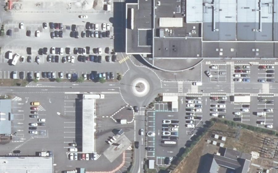 Vue aérienne du Rond-point anonyme n°296875360