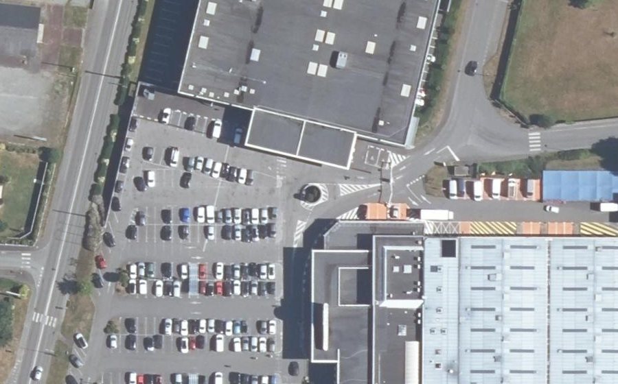 Vue aérienne du Rond-point anonyme n°296875380