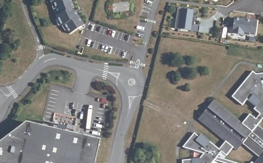 Vue aérienne du Rond-point anonyme n°296879490