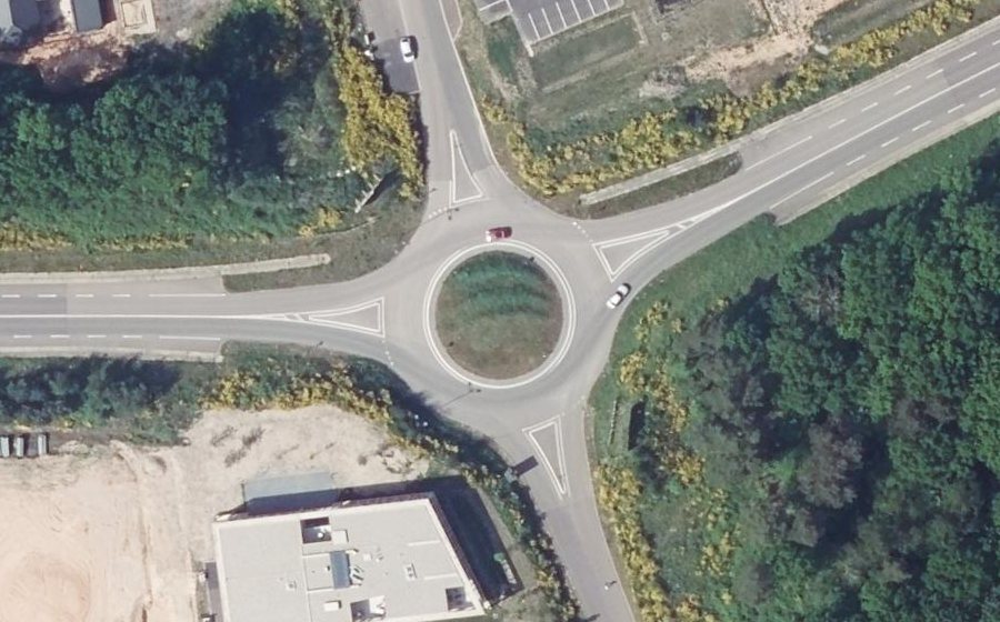 Vue aérienne du Rond-point anonyme n°296906063