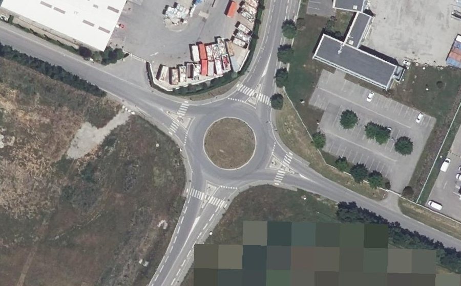 Vue aérienne du Rond-point anonyme n°296946598