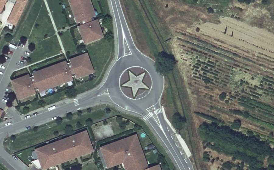 Vue aérienne du Rond-point anonyme n°296983444