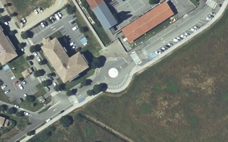 Vue aérienne du Rond-point anonyme n°296995393