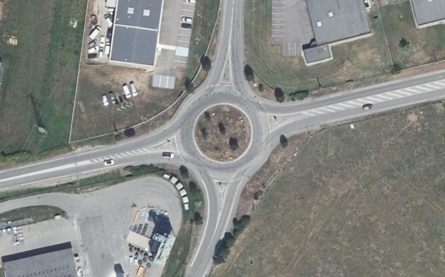 Vue aérienne du Rond-point anonyme n°296995557