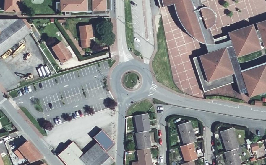 Vue aérienne du Rond-point anonyme n°29704081
