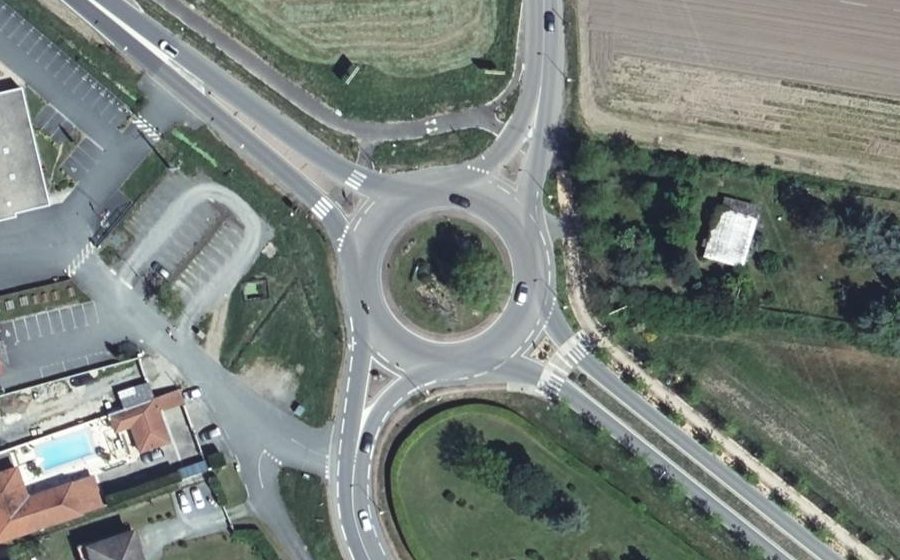 Vue aérienne du Rond-point anonyme n°29704115