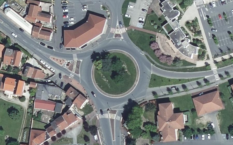 Vue aérienne du Rond-point anonyme n°29704119
