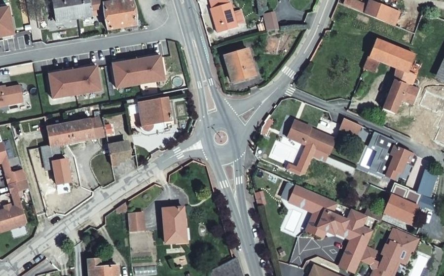 Vue aérienne du Rond-point anonyme n°29704123