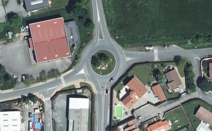 Vue aérienne du Rond-point anonyme n°29704124