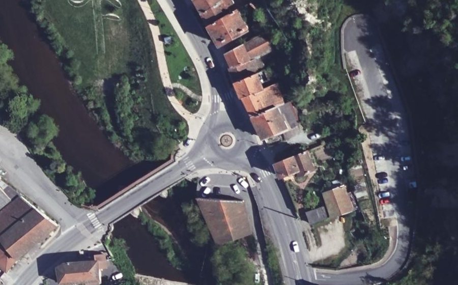 Vue aérienne du Rond-point anonyme n°29704139