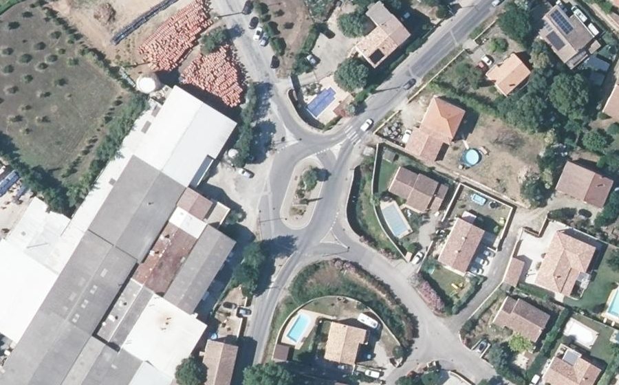 Vue aérienne du Rond-point anonyme n°29708545