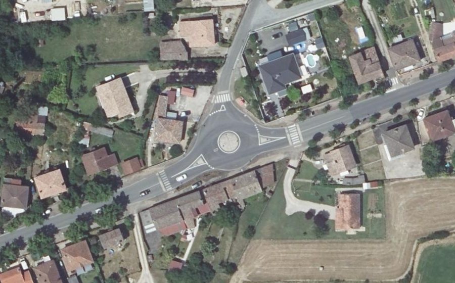 Vue aérienne du Rond-point anonyme n°297124979