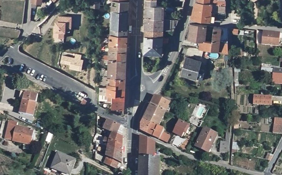 Vue aérienne du Rond-point anonyme n°297263745