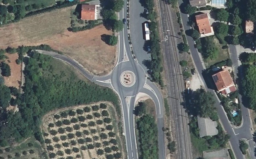 Vue aérienne du Rond-point anonyme n°297263746