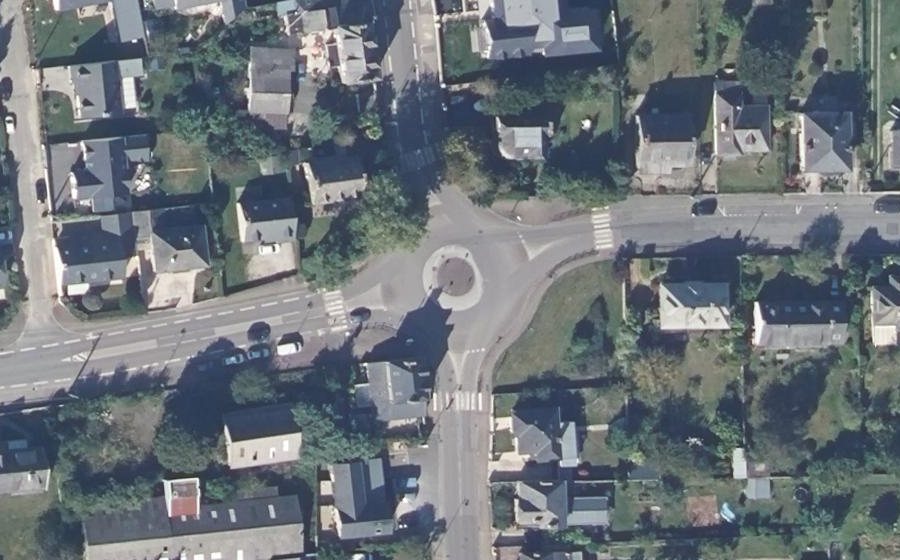 Vue aérienne du Rond-point anonyme n°297350821