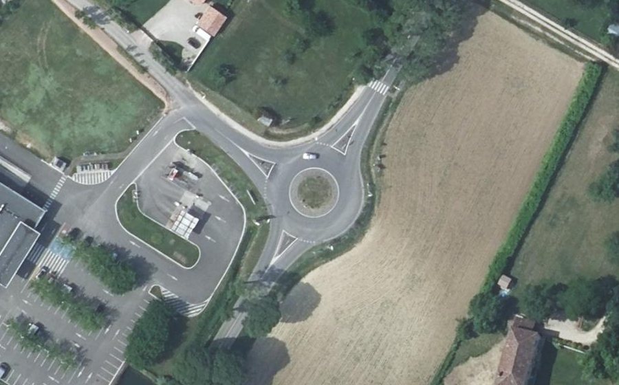 Vue aérienne du Rond-point anonyme n°297376069