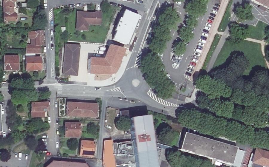 Vue aérienne du Rond-point anonyme n°297411306