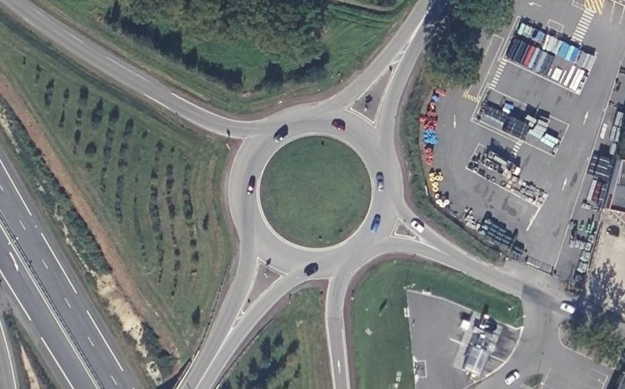 Vue aérienne du Rond-point anonyme n°297518363