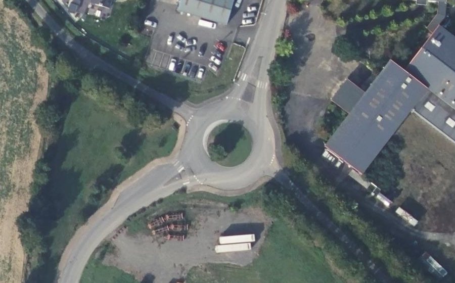 Vue aérienne du Rond-point anonyme n°297610149