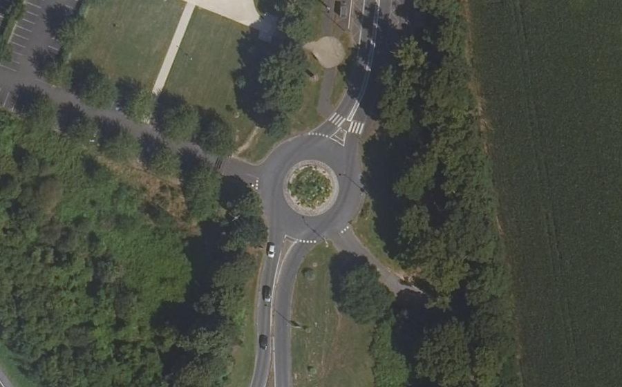 Vue aérienne du Rond-point anonyme n°297697305