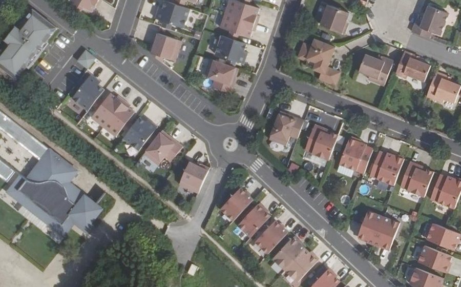 Vue aérienne du Rond-point anonyme n°297702764