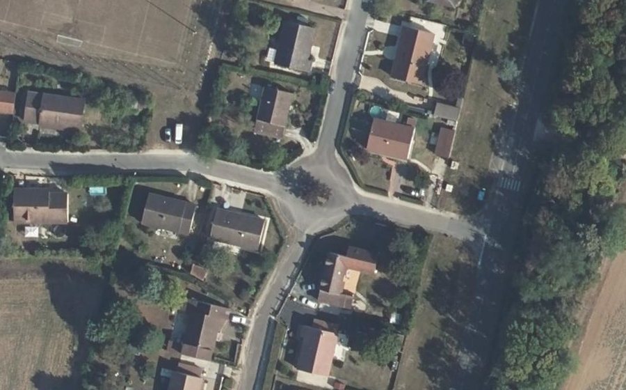 Vue aérienne du Rond-point anonyme n°297736630