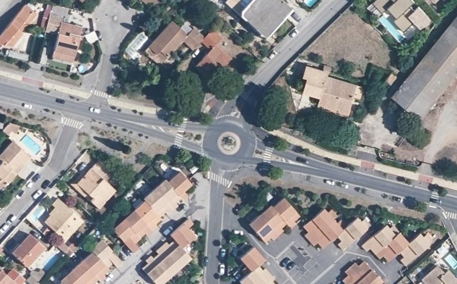 Vue aérienne du Rond-point anonyme n°297775920