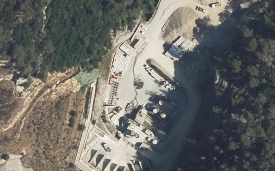 Vue aérienne du Rond-point anonyme n°297784466