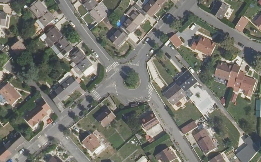Vue aérienne du Rond-point anonyme n°297822436