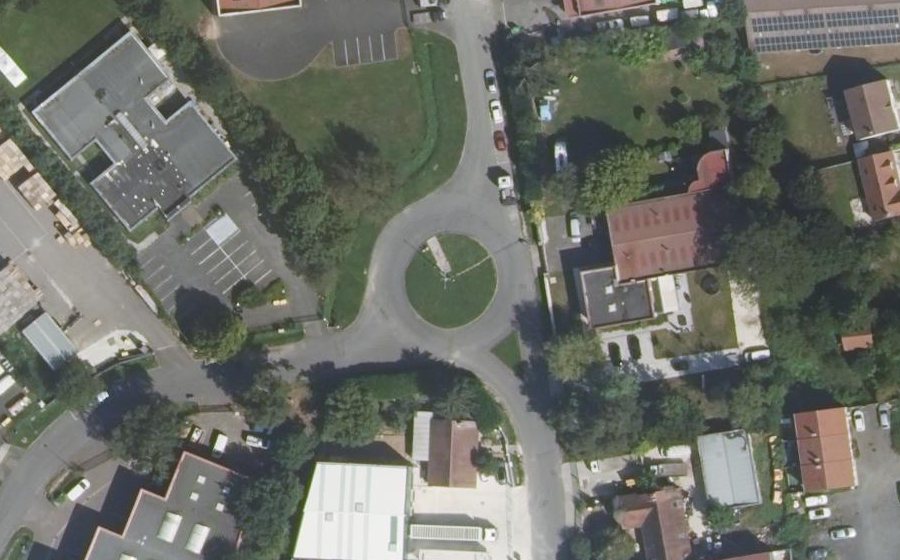 Vue aérienne du Rond-point anonyme n°297822437