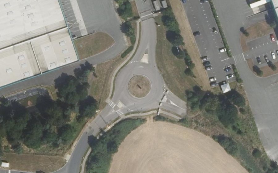 Vue aérienne du Rond-point anonyme n°297822462