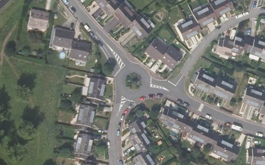 Vue aérienne du Rond-point anonyme n°297860355