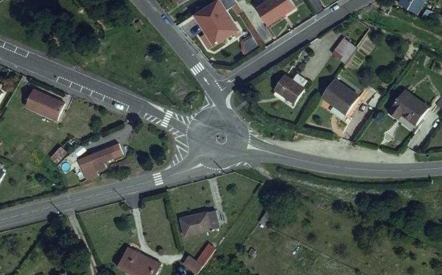 Vue aérienne du Rond-point anonyme n°297869267