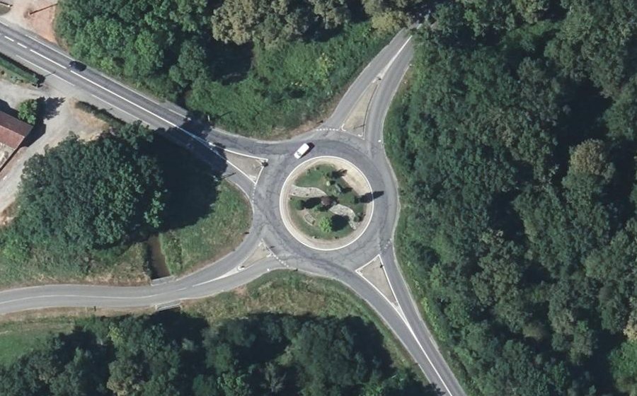 Vue aérienne du Rond-point anonyme n°297887486
