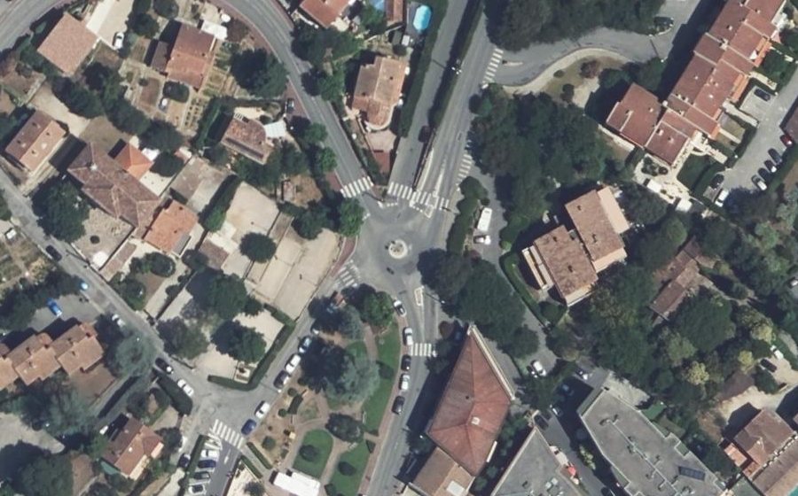 Vue aérienne du Rond-point anonyme n°297896229