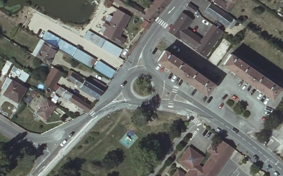 Vue aérienne du Rond-point anonyme n°297906266