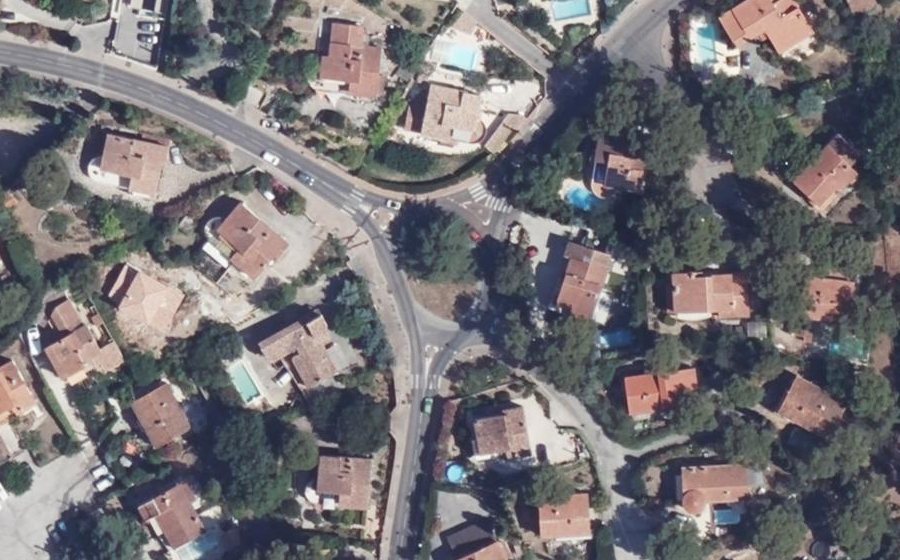 Vue aérienne du Rond-point anonyme n°297928259