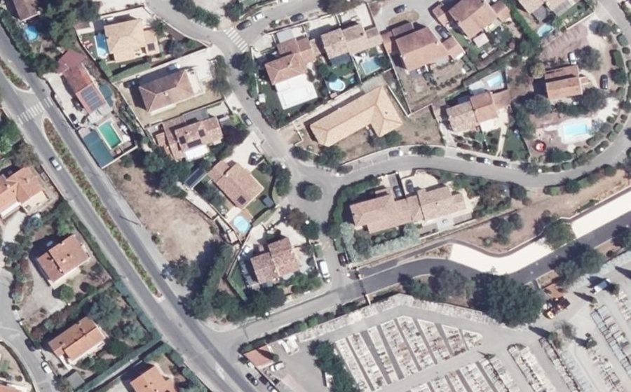 Vue aérienne du Rond-point anonyme n°297940211