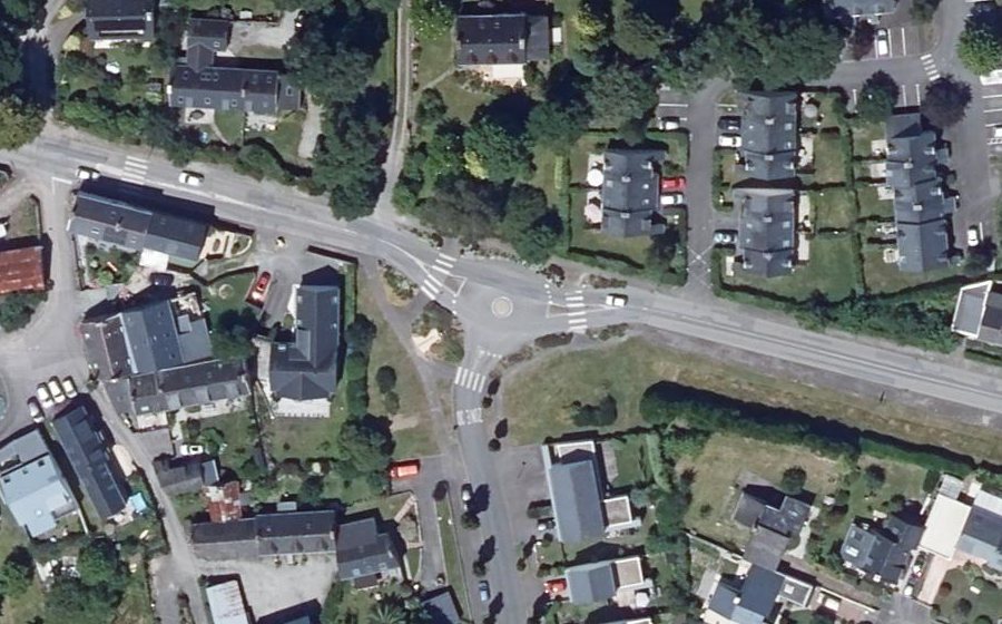 Vue aérienne du Rond-point anonyme n°297993764